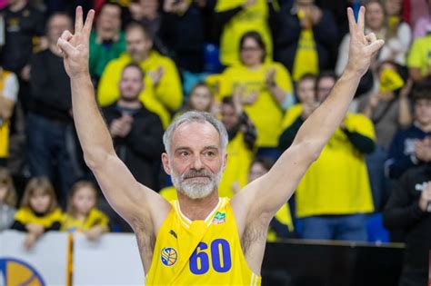 ivan trojan opava|Trojan je frajer, píší fanoušci. Herec při premiéře v basketbalové。